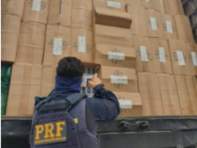 PRF apreende caminhão com mais de 300 mil maços de cigarros contrabandeados em Viana