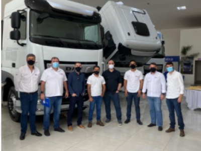 Comjovem-ES visita concessionária DAF e sistemas e inovações dos novos caminhões chamam atenção