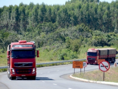 Como as oscilações no mercado econômico impactam o transporte rodoviário de cargas