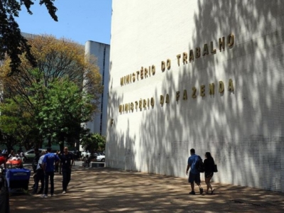 Bolsonaro edita MP que recria Ministério do Trabalho