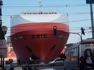 Porto de Vitória recebe primeiro grande navio durante a madrugada