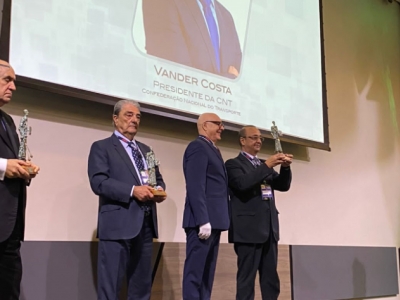 Presidente da CNT recebe Troféu Gaúcho do Transporte