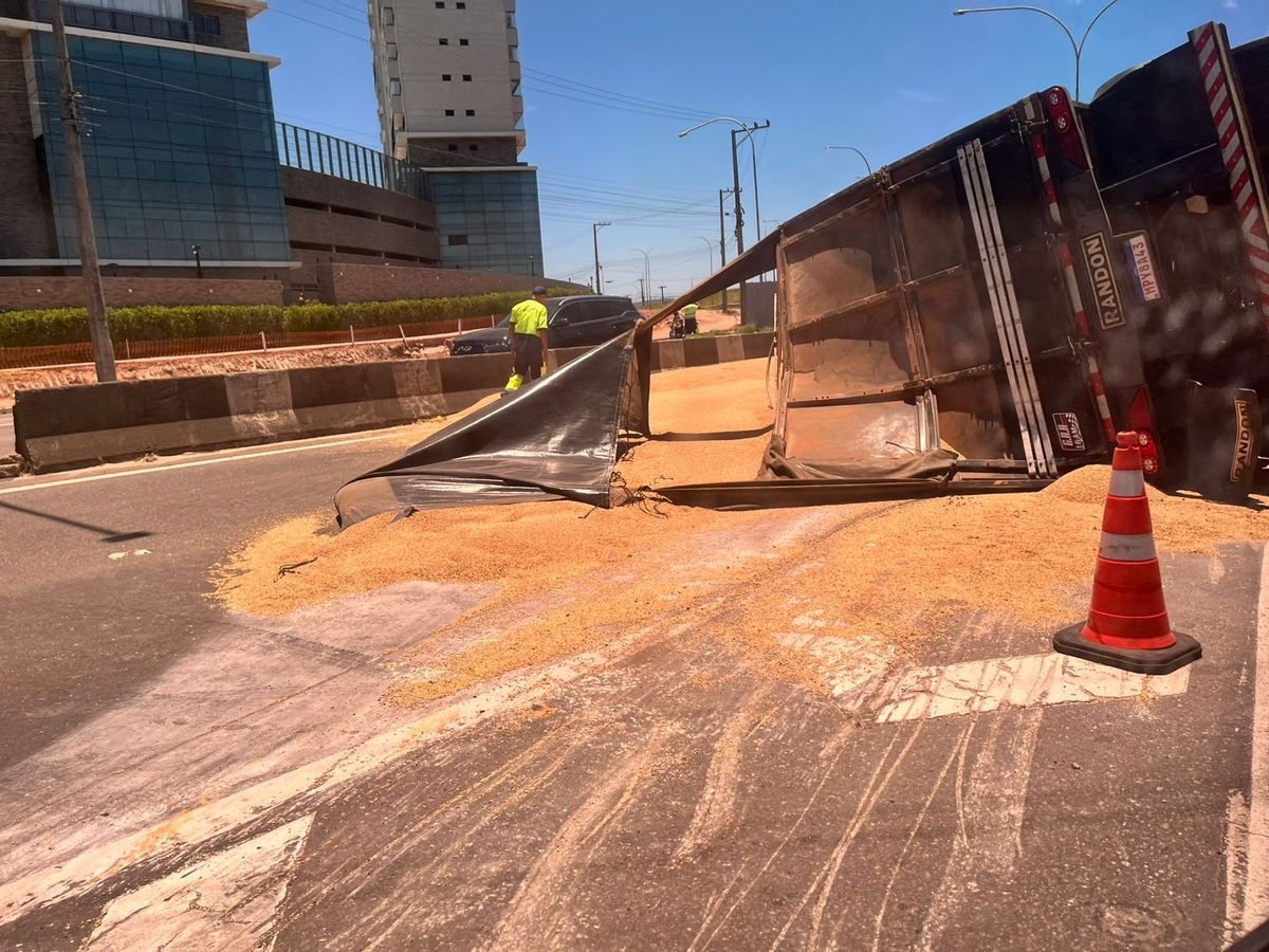 Acidente com carreta interdita parcialmente a Rodovia do Sol