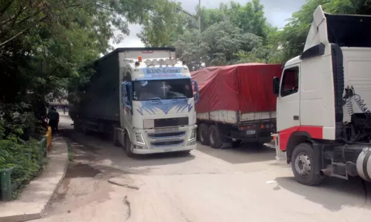 Ponte estreita e rodovia precária: gargalos do transporte de cargas na fronteira