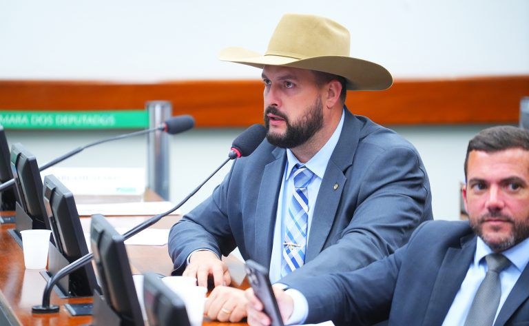 Câmara aprova admissibilidade da PEC 51/24, que garante melhores condições de trabalho para motoristas de transporte rodoviário de cargas e passageiros