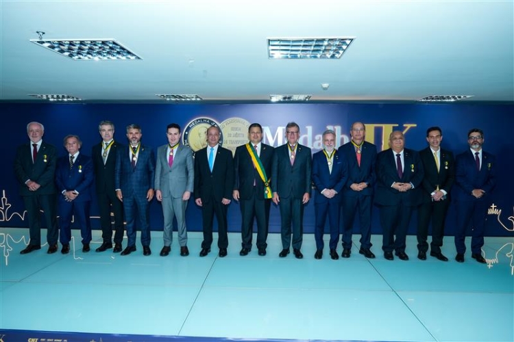 Presidente do Senado, Davi Alcolumbre recebe maior honraria da Medalha JK em cerimônia na CNT