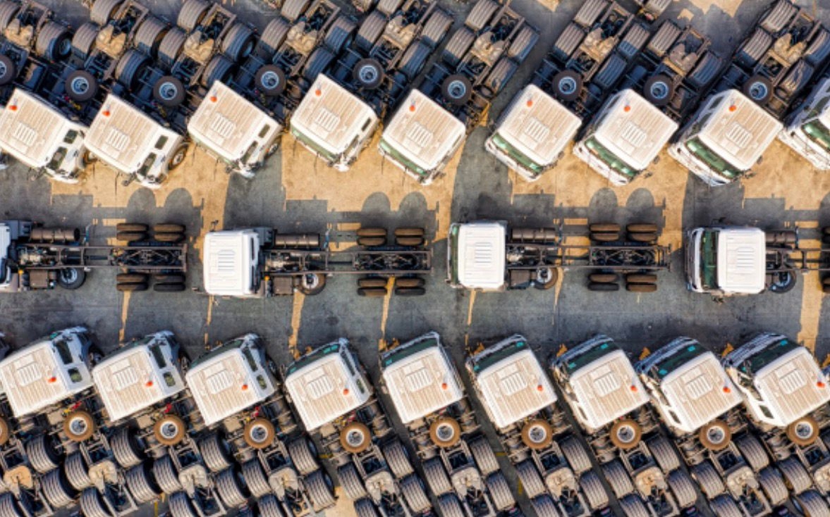 Setor de caminhões atravessa primeiro bimestre pressionado por juros, guerra e dólar