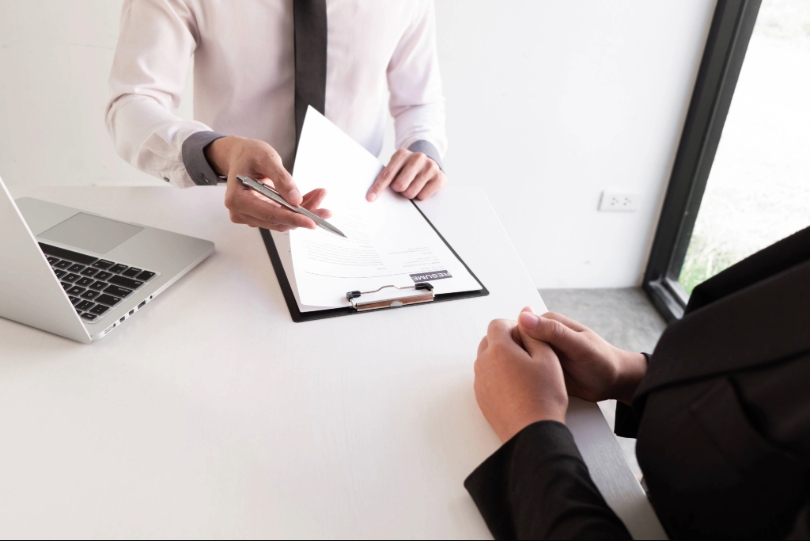 Financeira que cancelou contratação após confirmá-la deve indenizar candidato à vaga