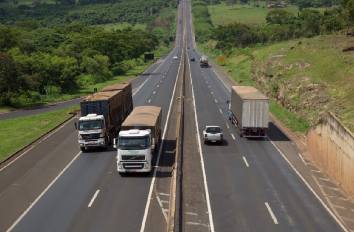 Empresas respondem por mais de dois terços do volume de cargas transportadas por rodovias