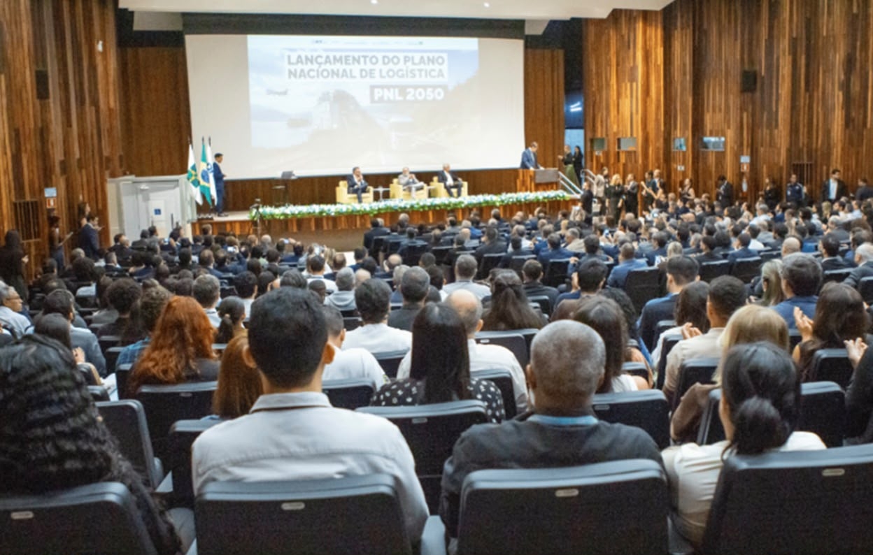 Plano Nacional de Logística 2050 é lançado com contribuição da CNT e ampla participação do setor transportador
