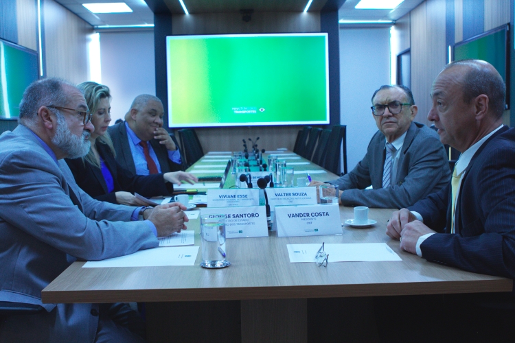 CNT leva ao ministro dos Transportes impactos de nova regra de pedágio