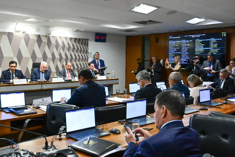PEC do fim da escala 6x1 passa pela CCJ e aguarda votação no Plenário