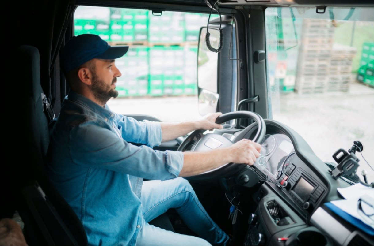 Estudo mapeia 98,8 mil profissionais do transporte de produtos perigosos e aponta desafios de formação e renovação do setor